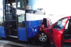 Nehoda autobusu zablokovala hraniční přechod s Německem