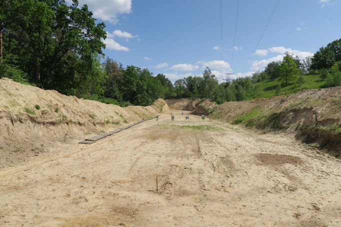 Terče stojí ve vybagrovaném prostoru 50, 100 a 200 metrů od střelců. Kromě hlasitých ran se vzduchem nese i zápach každého z výstřelů.