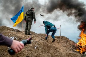 Bojují i za nás. Současná Ukrajina očima patnácti ukrajinských fotografů