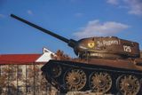 Na čestném místě nedaleko budovy parlamentu stojí na kamenném podstavci tank T-34 s nápisem "Za vlast". Připomíná veterány a padlé na východní frontě a také za sovětské války v Afghánistánu a války v Podněstří. Do Tiraspolu byl dopraven z Maďarska, kde sloužil během druhé světové války.