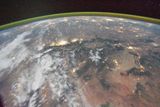 Pohled na americké Skalisté hory (Rocky Mountains) a prérijní města. Fotografie byla pořízena 16. října 2011 během devětadvacáté expedice na Mezinárodní vesmírnou stanici (ISS).