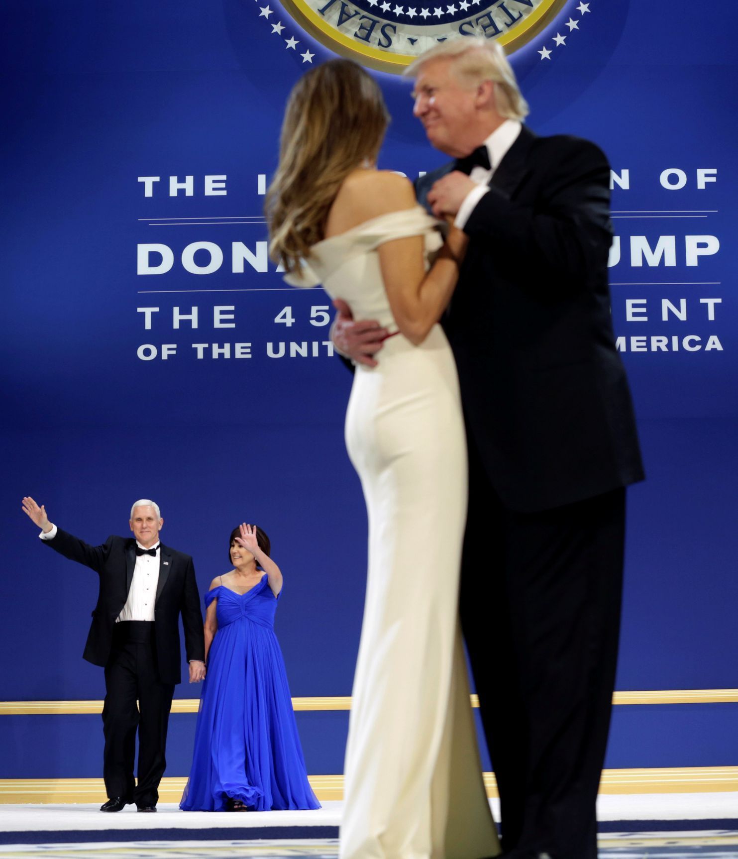 Donald Trump s manželkou Melanií na plese po inauguraci.