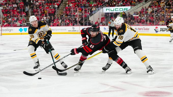 Sestřih utkání Carolina - Boston včetně nevídaného rozhodujícího gólu osmnáct vteřin před koncem