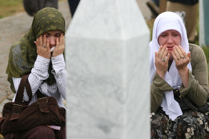 Válečné masakry bolí i po letech. Tryzna v bosenské Srebrenici.
