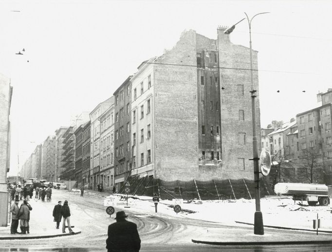 Uzávěra ulice kvůli chystanému odstřelu domů poblíž Olšanského náměstí. 80. léta