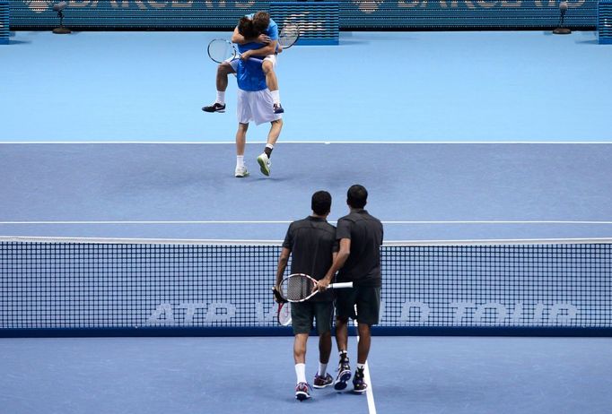 Španělští tenisté Marcel Granollers a Marc Lopez slaví titul po utkání s Indy Mohašem Bhúpáthím a Rohanem Bopannou ve finále Turnaje mistrů 2012.