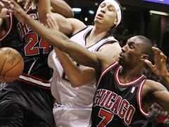 Ben Gordon z Cicago Bulls (vpravo)píše na stránky NBA.com svůj blog. Místo unikátního a osobitého pohledu na NBA a play off se však lze dočíst většinou jen klišé.