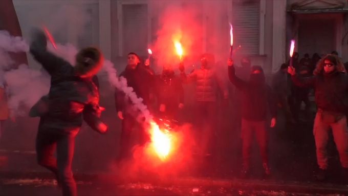Ukrajinští aktivisté spálili ruskou vlajku před konzulátem v Charkově