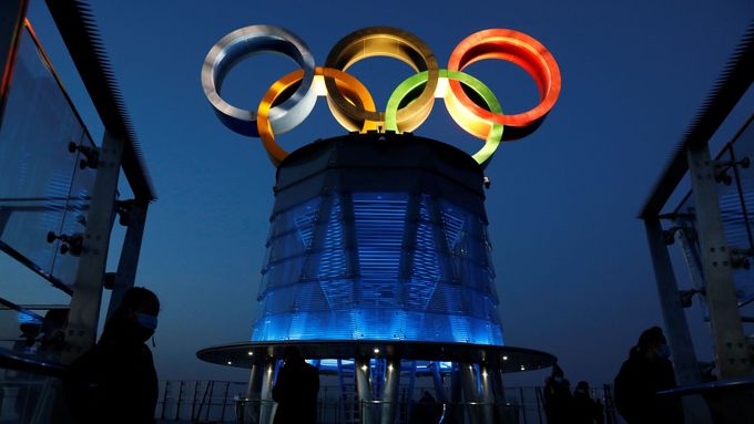 Rozsvícené kruhy na Olympijské věži v Pekingu