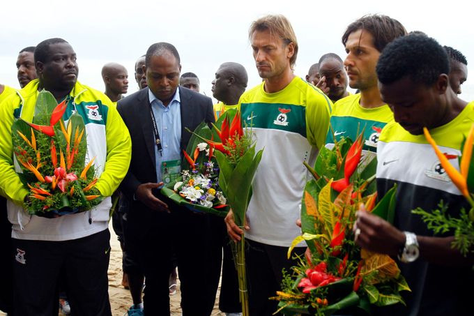 Prezident zambijské fotbalové asociace Kalusha Bwalya (druhý zleva) připomněl pád letadla z roku 1993.