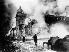 Oheň, který vypukl po zemětřesení 18. dubna 1906 v San Francisku se vymyká kontrole.