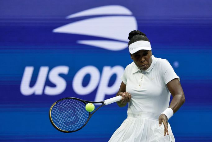 Venus Williamsová při utkání s Karolínou Muchovou