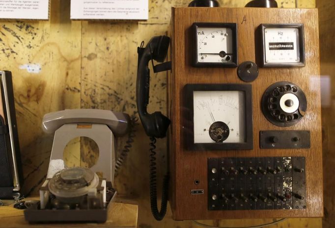 A telephone for eavesdropping is seen on display at the 'Top Secret' Spy Museum in Oberhausen, July 10, 2013. The museum presents various objects, devices and gadgets used for spying or related to espionage. REUTERS/Ina Fassbender (GERMANY - Tags: SOCIETY ENTERTAINMENT) Published: Čec. 10, 2013, 3:09 odp.