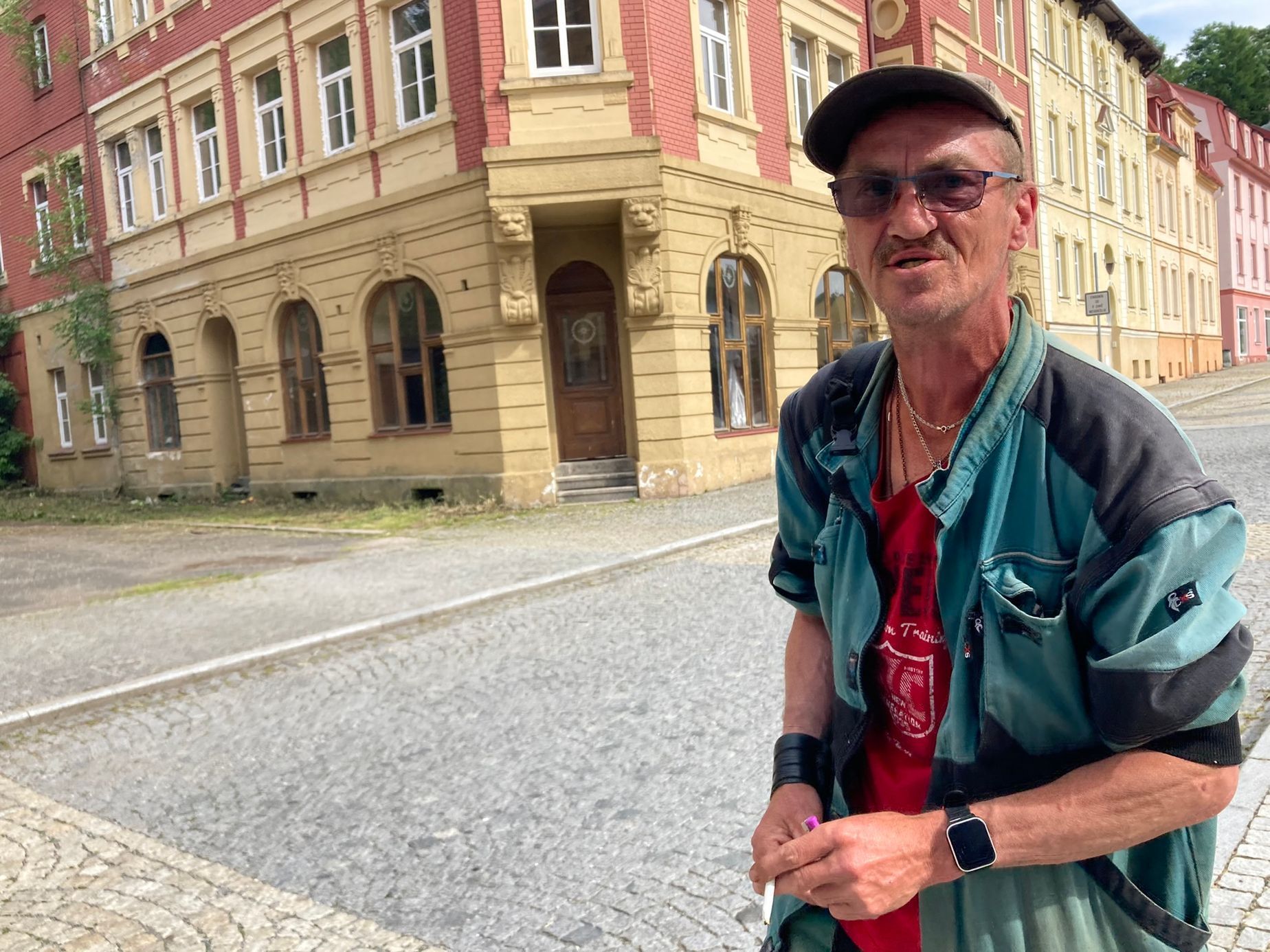 Je tady až příliš velký klid, říká pan Vladimír, který prochází před budovou, kde Jiří Menzel natáčel jednu ze scén filmu Obsluhoval jsem anglického krále.
