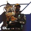 Lewis Hamilton z Mercedesu slaví vítězství ve Velké ceně Bahrajnu 2021