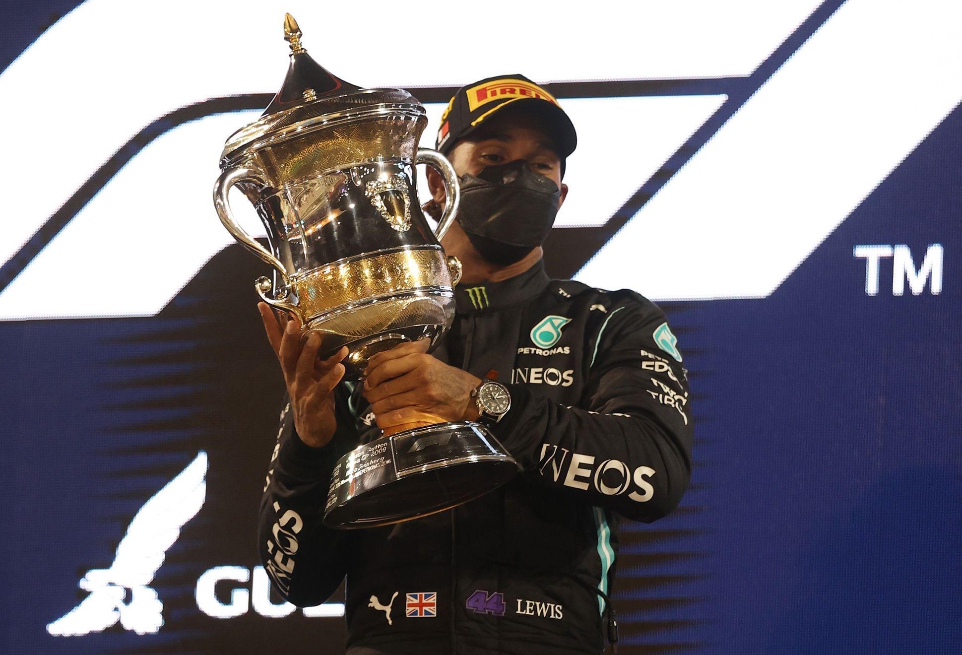 Lewis Hamilton z Mercedesu slaví vítězství ve Velké ceně Bahrajnu 2021
