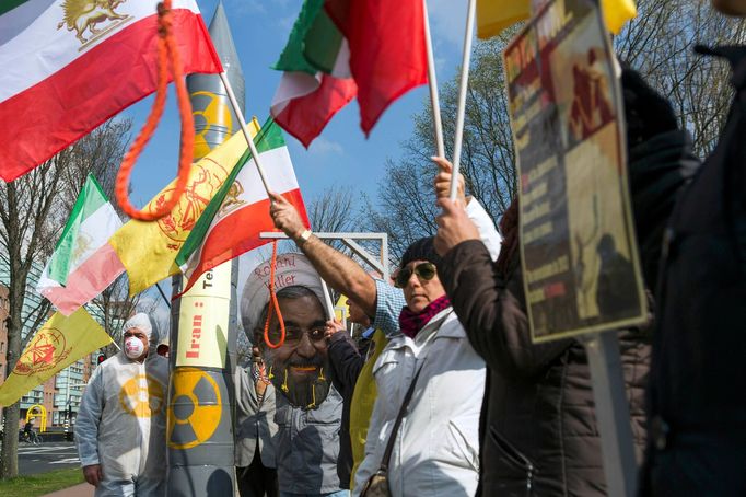 Před kongresovou budovou v Haagu se v době konání jaderného summitu uskutečnila demonstrace proti pošlapávání lidských práv v Íránu.