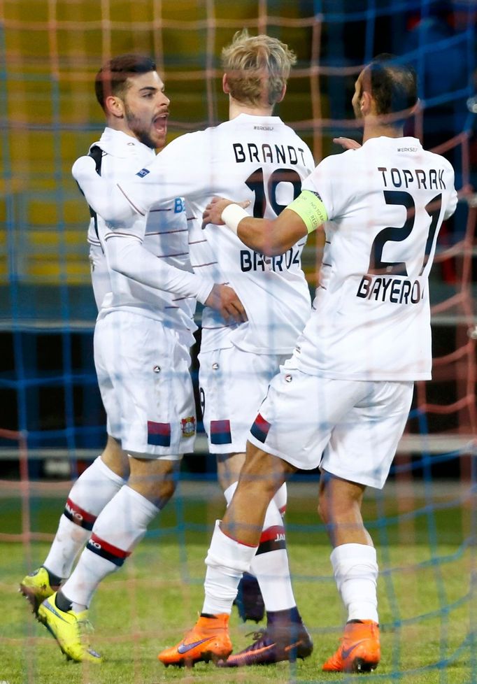 Fotbalisté Bayeru Leverkusen slaví gól v síti CSKA Moskva.