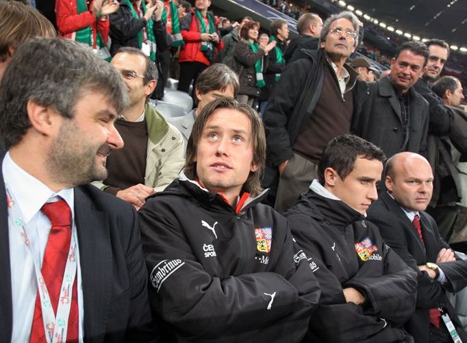 Tomáš Rosický seděl během zápasu na tribuně za českou lavičkou.