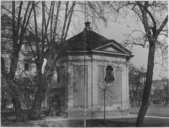 Nacisty zrekvírované zvony na pražských Maninách, odkud se v roce 1942 převážely do Německa loděmi.