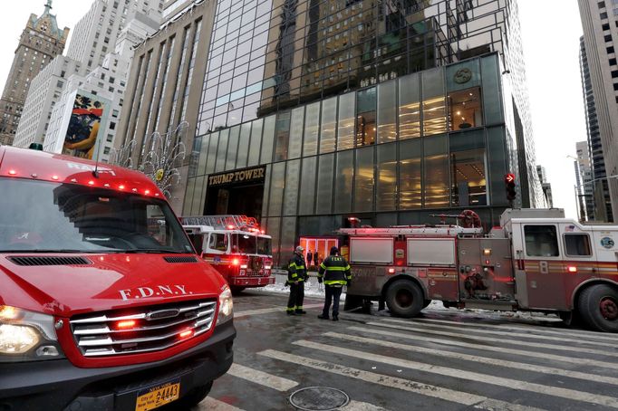 Hasiči zasahují u Trump Tower v New Yorku.