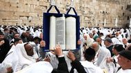 Jeruzalém, Izrael: Židovští věřící se modlí u Zdi nářků během rabínského požehnání při  svátku Pesach. Nejposvátnější místo judaismu se zaplnilo tisíci poutníků.