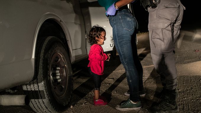Plačící dívka na hranici. Vítězný snímek World Press Photo, který pořídil John Moore.