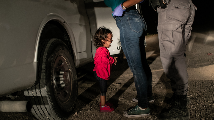 Migraci do USA řídí kartely. Běženci si připlácí za VIP služby, líčí slavný reportér