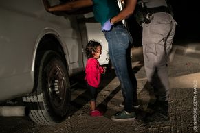 World Press Photo vyhrál snímek pláče na mexické hranici. Uspěl i Čech Michael Hanke