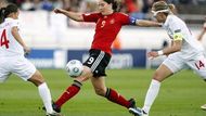 Birgit Prinzová vstřílí první branku zápasu