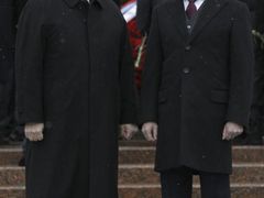 Putin (vlevo) je na Severním Kavkaze populárnější než Medveděv.
