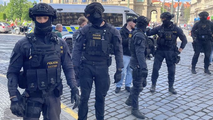 Vydýcháme se, zbaštíme hroznové cukry, říkali si demonstranti, kteří těly vzdorovali policii i pochodu. Aktuálně.cz dramatické chvíle zachytilo.