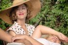 Marion Cotillardová v roli Solange d'Ayenové a Kate Winsletová jako Lee Millerová ve filmu Lee: Fotografka v první linii (2024).