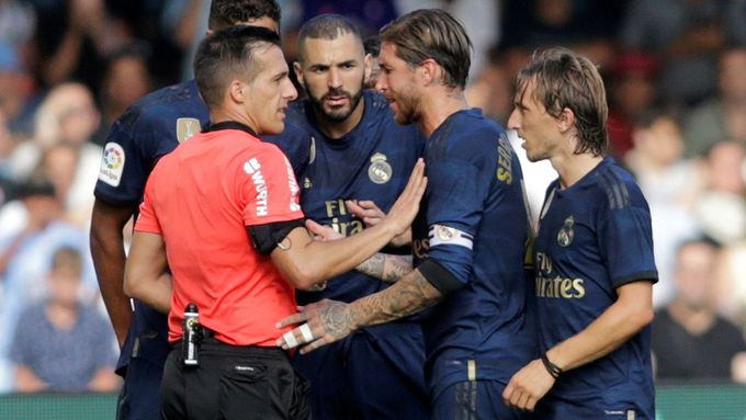 Fotbalisté Realu Madrid diskutují s rozhodčím poté, co vyloučil Luku Modriče (vpravo)