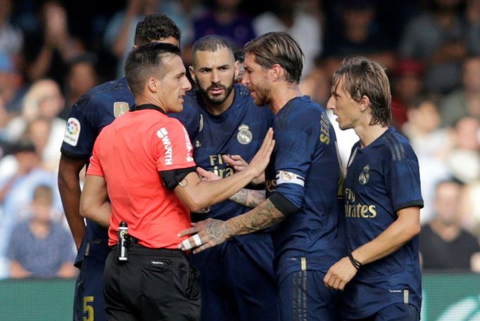 Soccer Football - La Liga Santander - Celta Vigo v Real Madrid - Balaidos, Vigo, Spain - August 17, 2019  Real Madrid players react after Luka Modric is shown a red card