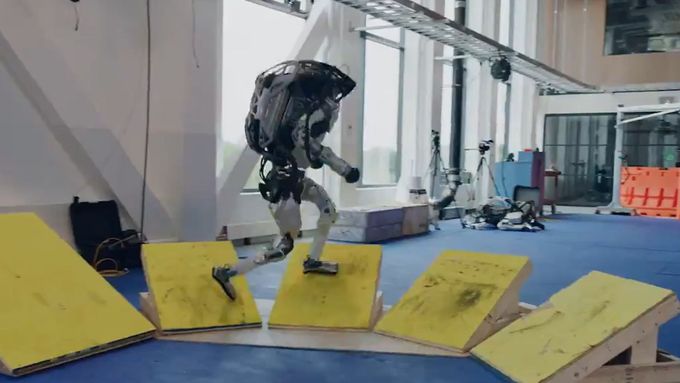 Technologická společnost Boston Dynamics zveřejnila nové video, v němž dva humanoidní roboti předvádějí akrobatické prvky.