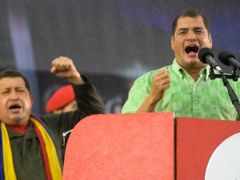 Rafael Correa (vpravo) a Hugo Chávez, dva regionální Zelayovi spojenci