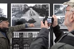 Unikátní setkání: Fotograf Koudelka s lidmi, které v srpnu 1968 zachytil v Praze