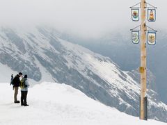 Chcete uniknout před všudypřítomným vedrem? Zkuste hory. Na snímku nejvyšší německá hora Zugspitze (2962 metrů), i v létě pokrytá sněhem a ledem.