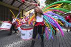 Duhový průvod Prague Pride mašíruje metropolí, narazil i na odpůrce