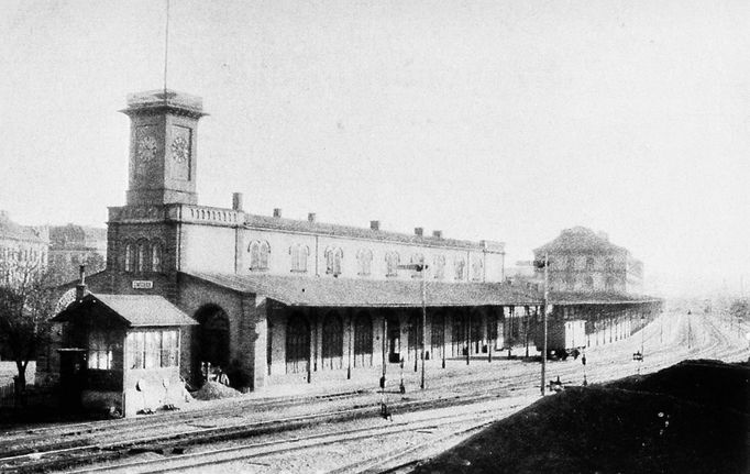 Dobová fotografie z historie Smíchovského nádraží v Praze. Nedatováno.