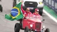 São Paulo, Brazílie: Piloti Ferrari Lewis Hamilton a Charles Leclerc mávají fanouškům při slavnostním průjezdu před startem Velké ceny Brazílie F1 na okruhu Interlagos.
