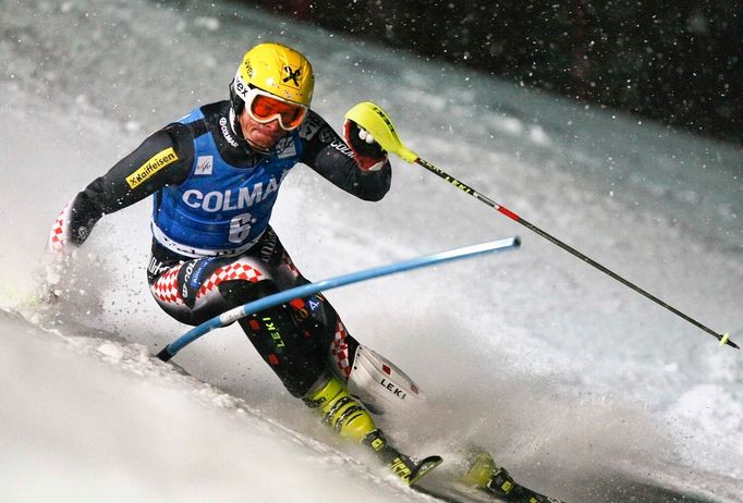 Ivica Kostelič na trati druhého kola slalomu SP ve Val d'Isere, které se jelo za umělého osvětlení.