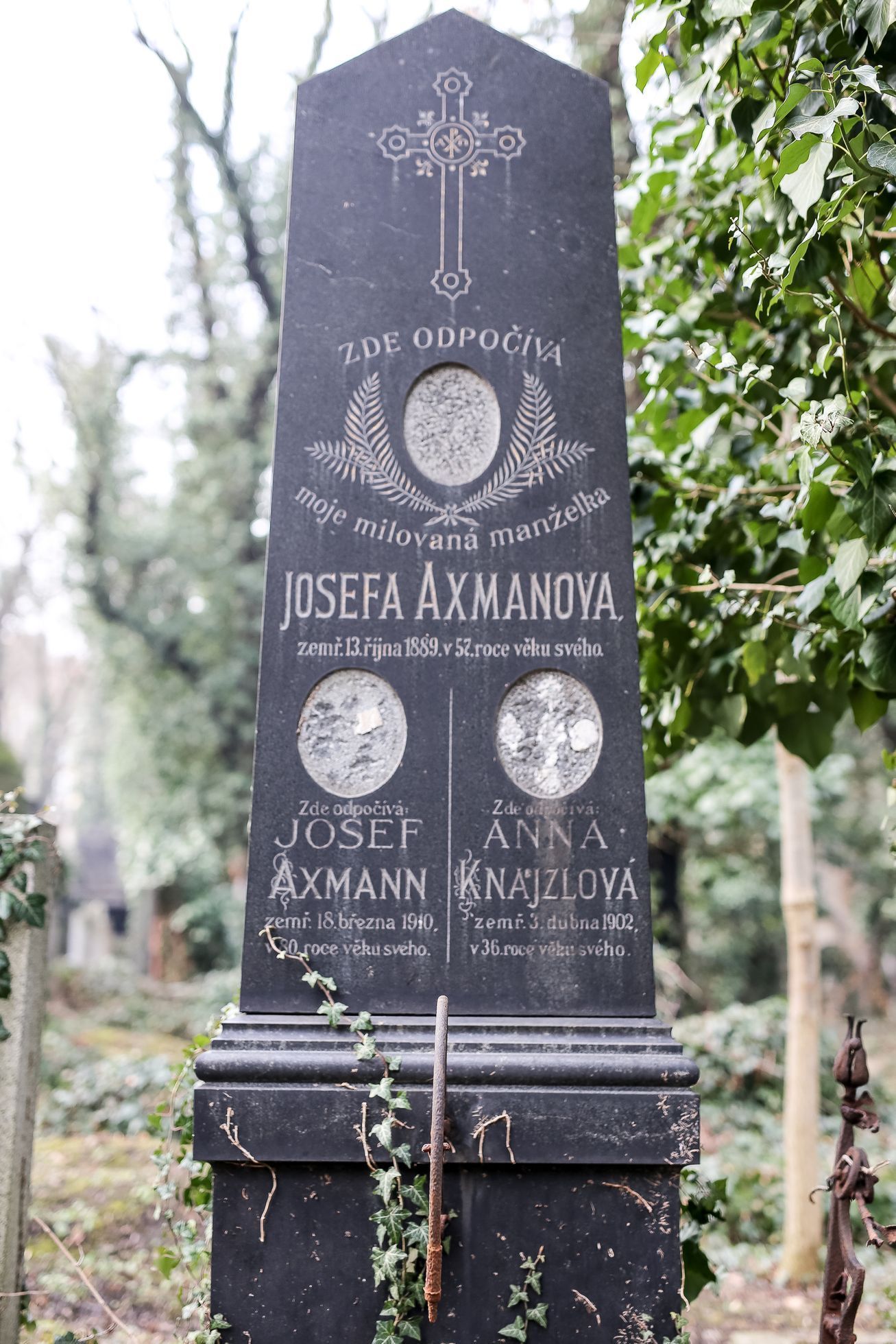 Vandalství na Olšanském hřbitově