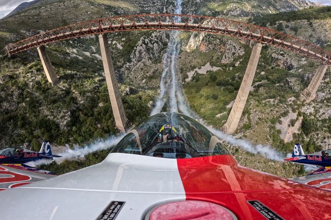 Neuvěřitelný akrobatický kousek českých pilotů v Černé Hoře: skupinový přemet kolem mostu.