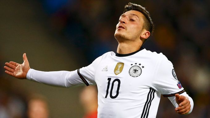 V německé reprezentaci si Özil dres s desítkou vydupal. Teď ho chce i v Arsenalu