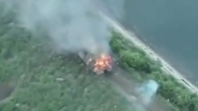 Ukrajinský dron zaútočil na "želví tank". Rusové se dopustili zásadní chyby
