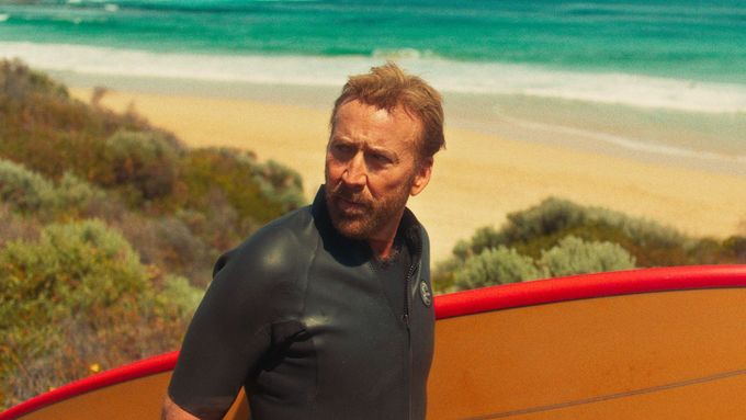 Nicolas Cage jako surfař v hlavní roli thrilleru The Surfer. Film budou česká kina promítat od 8. května.