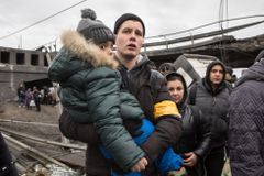 "Celá naše ulice už neexistuje." Reportéři navštívili předměstí Kyjeva, kde zuří boje