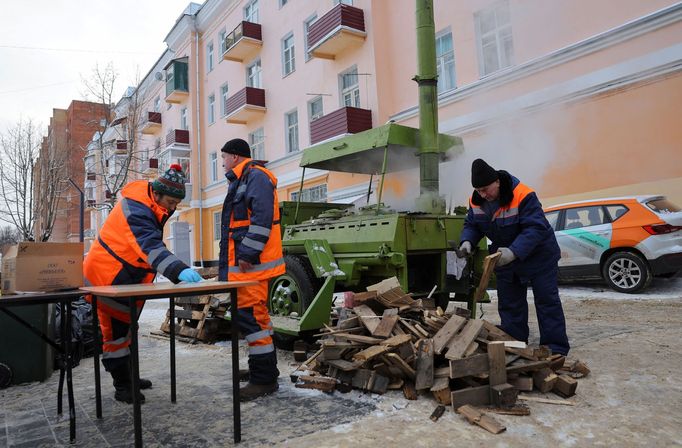 Pojízdná "polní" kuchyně v Klimovsku v Moskevské oblasti, kde lidé zůstali bez tepla a teplé vody.